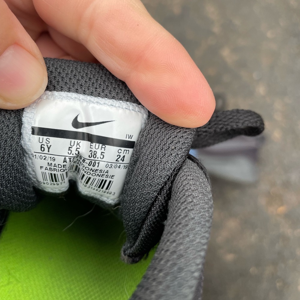 Big boys size 6Y Nike sneakers - Picture 4 of 4